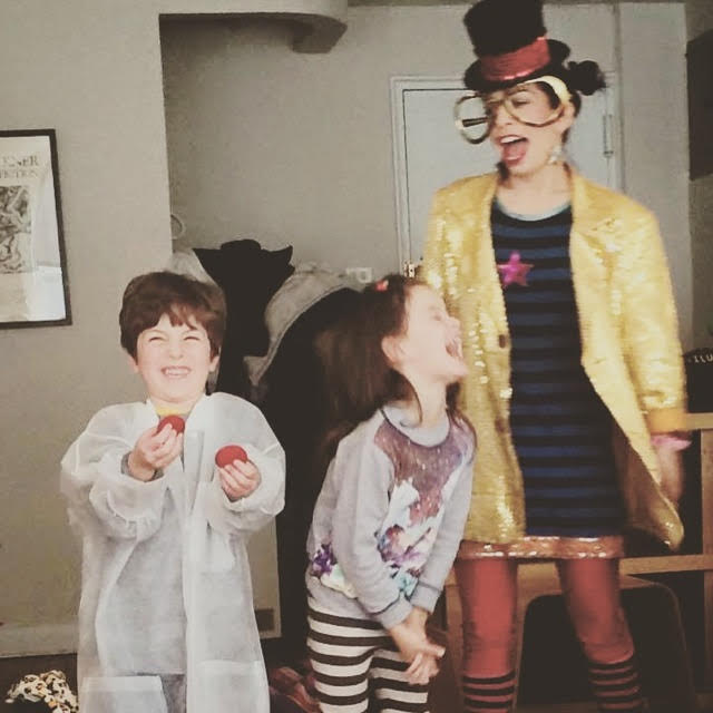 NYC magician Razzle Dazzle with kids at party