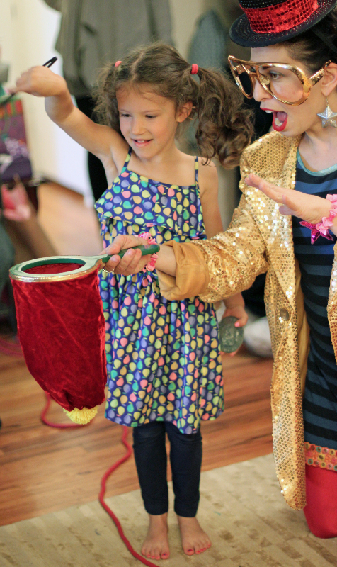 NYC magician Razzle Dazzle at kid's birthday party in Brooklyn